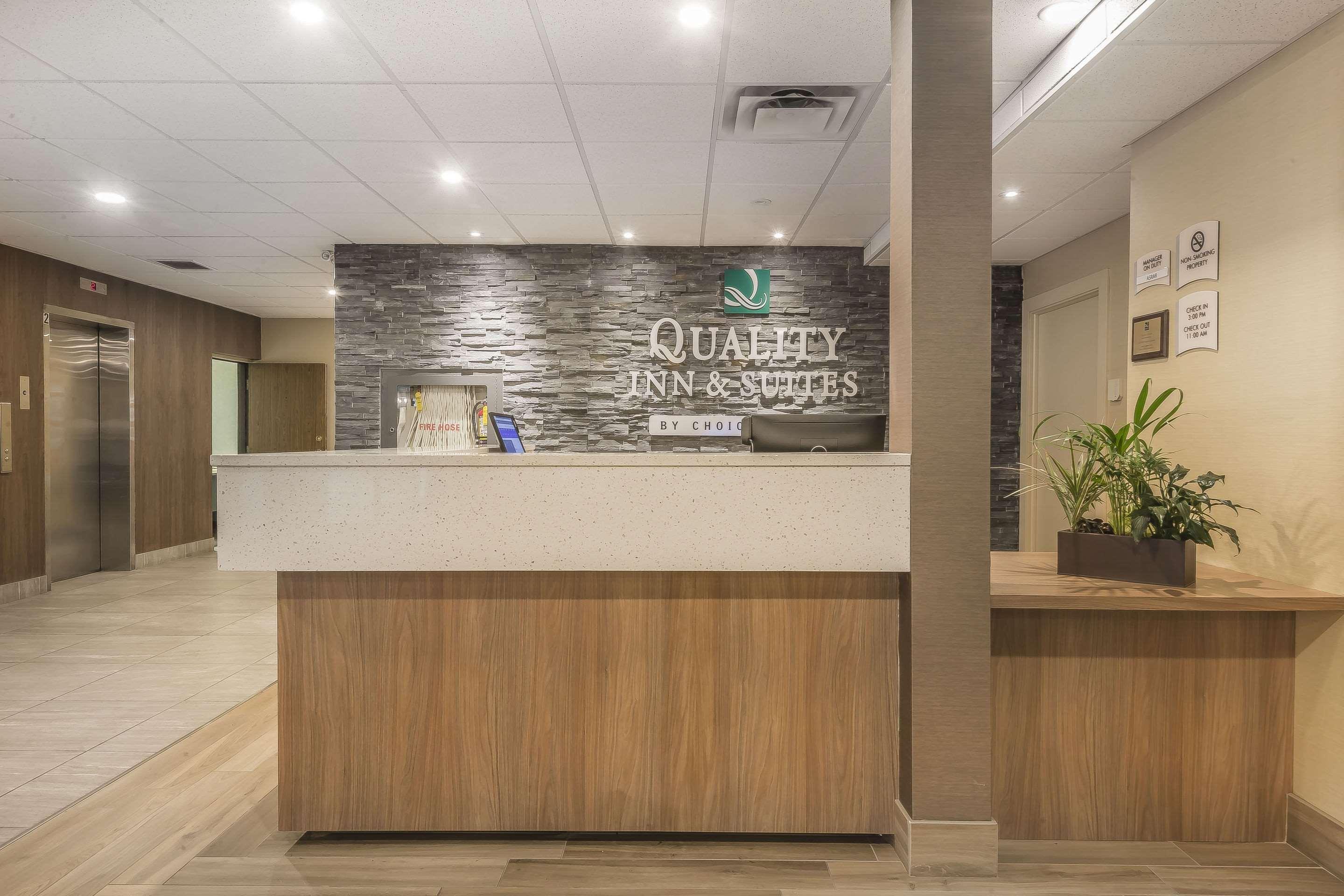 Quality Inn & Suites Downtown Windsor Extérieur photo